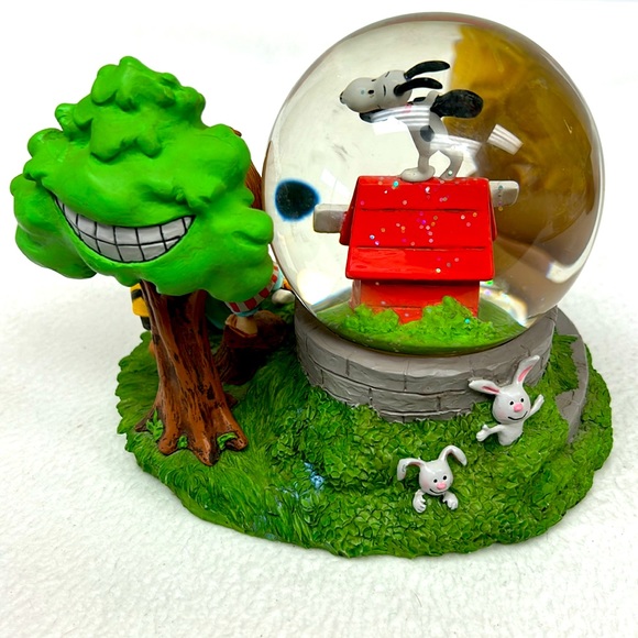 2014 PEANUTS Hallmark HAPPINESS IS CONTAGIOUS” musical snow globe - Picture 4 of 15